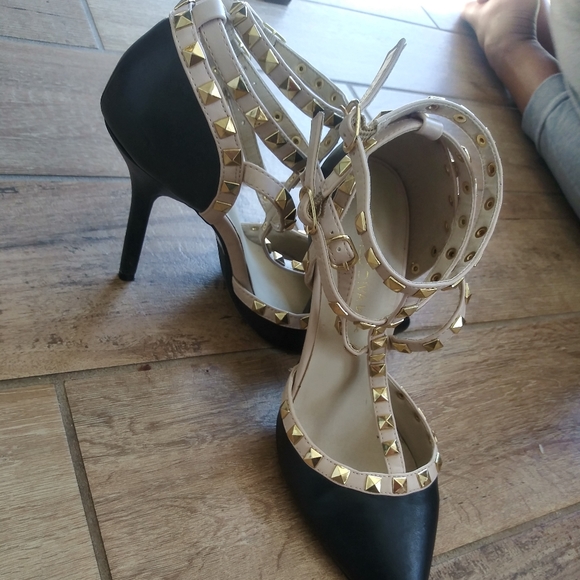 Shoes - Picture 6 of 7